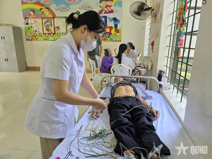 Thăm khám, kiểm tra sức khỏe cho người dân.