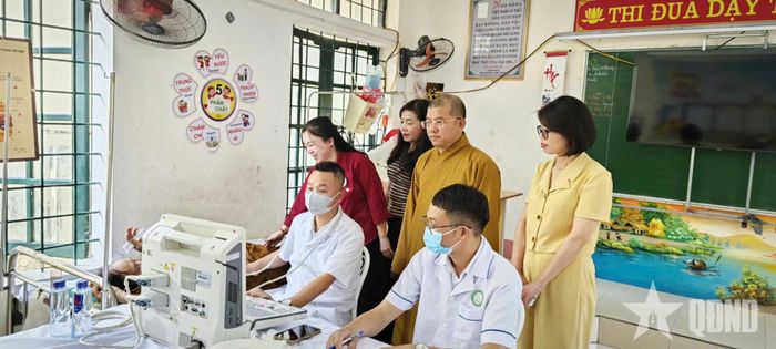  Chung tay chăm sóc sức khỏe nhân dân từ hoạt động thiện nguyện: Quang cảnh chương trình khám bệnh, chăm sóc sức khỏe, cấp thuốc miễn phí tại xã Tiên Trang, tỉnh Thanh Hóa. 