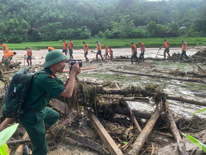  Trung tá Vũ Văn Duy, phóng viên Báo Quân đội nhân dân tác nghiệp tại thôn Làng Nủ, xã Phúc Khánh, huyện Bảo Yên, tỉnh Lào Cai (nay là xã Phúc Khánh, tỉnh Lào Cai) sau bão Yagi năm 2024. Ảnh: PHÚC LÂM 