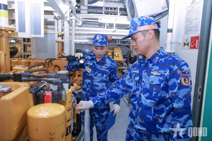 Kiểm tra hệ thống máy móc trên tàu khi đi biển.