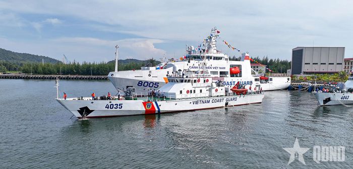Tàu CSB 4035 thực hiện nội dung rời cảng.