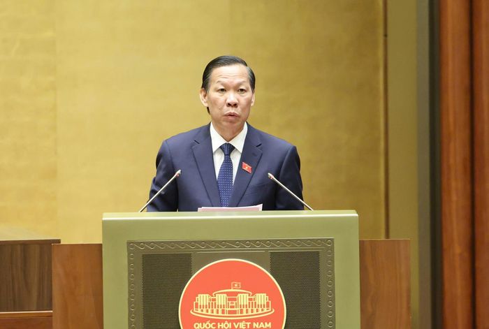 Chủ nhiệm Ủy ban Kinh tế và Tài chính của Quốc hội Phan Văn Mãi trình bày báo cáo thẩm tra dự án luật.