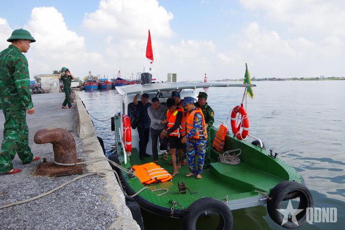 Lực lượng chức năng dẫn giải đối tượng Lê Ngọc Huy.