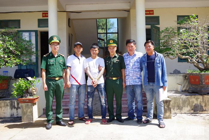 Đối tượng Lê Ngọc Huy (thứ ba, từ trái qua).