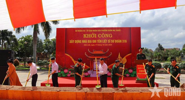Các đại biểu thực hiện nghi thức khởi công công trình.
