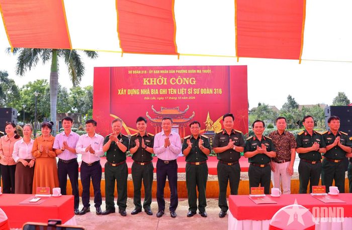 Các đại biểu tại Lễ khởi công xây dựng Nhà bia ghi tên liệt sĩ Sư đoàn 316.