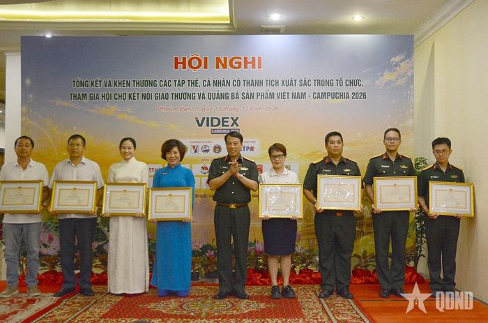  Ban tổ chức trao Bằng khen của Bộ trưởng Bộ Quốc phòng Việt Nam cho các tập thể và cá nhân có thành tích xuất sắc trong tổ chức và tham gia Hội chợ Videx Cambodia 2026. 