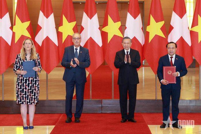 Tổng Bí thư, Chủ tịch nước Tô Lâm và Tổng thống Thụy Sĩ chứng kiến lễ trao một số văn kiện hợp tác. Ảnh: TUẤN HUY