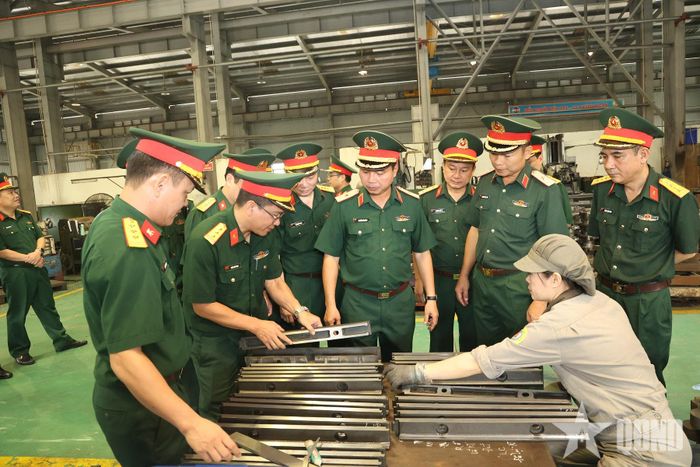 Chuẩn đô đốc Nguyễn Văn Bách và đoàn công tác kiểm tra sản xuất sản phẩm tại Z127.