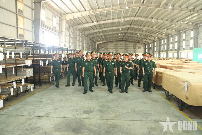 Chuẩn đô đốc Nguyễn Văn Bách và đoàn công tác kiểm tra Phân kho dự trữ quốc phòng của Kho K602.
