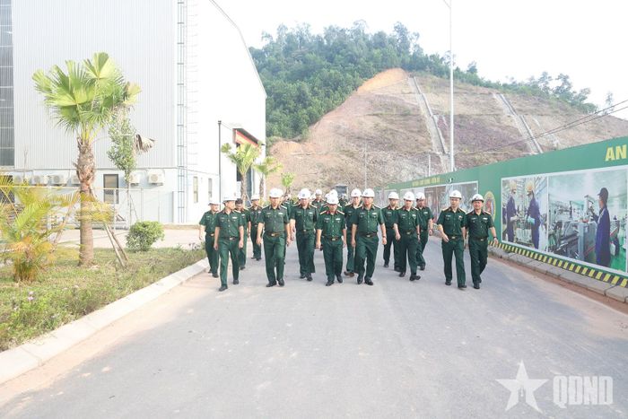 Chuẩn đô đốc Nguyễn Văn Bách và đoàn công tác kiểm tra tiến độ triển khai Nhà máy Z127 mới.