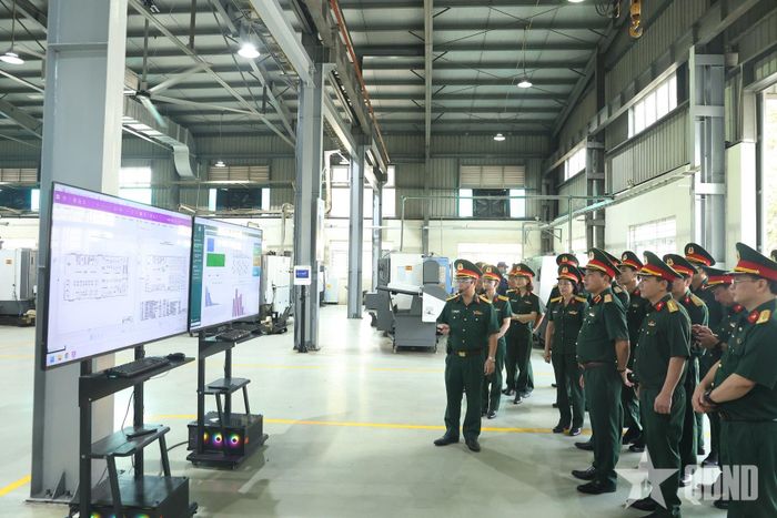Chuẩn đô đốc Nguyễn Văn Bách và đoàn công tác kiểm tra phân xưởng sản xuất thông minh của Z131.