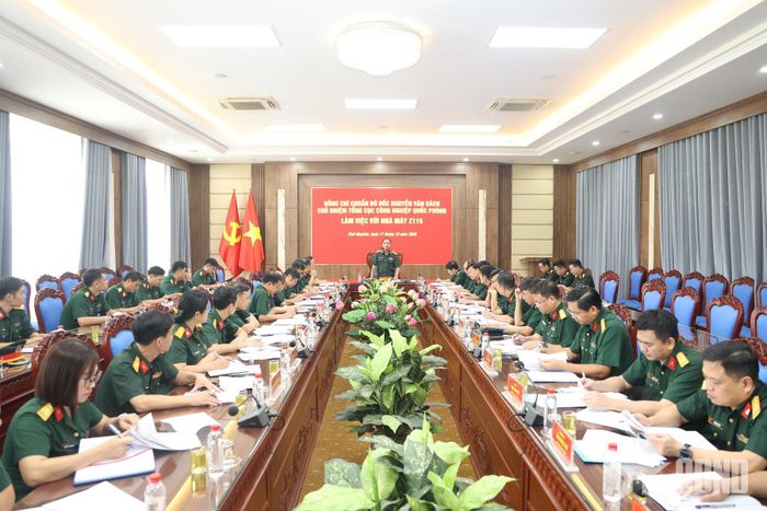 Chuẩn đô đốc Nguyễn Văn Bách phát biểu chỉ đạo tại buổi làm việc với lãnh đạo chủ chốt của Nhà máy Z115.