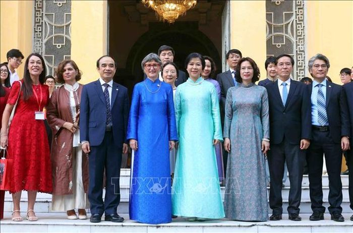    Bà Ngô Phương Ly, phu nhân Tổng Bí thư, Chủ tịch nước Tô Lâm và bà Caroline Parmelin, phu nhân Tổng thống Thụy Sĩ Guy Parmelin thăm Trường Đại học Dược Hà Nội.  