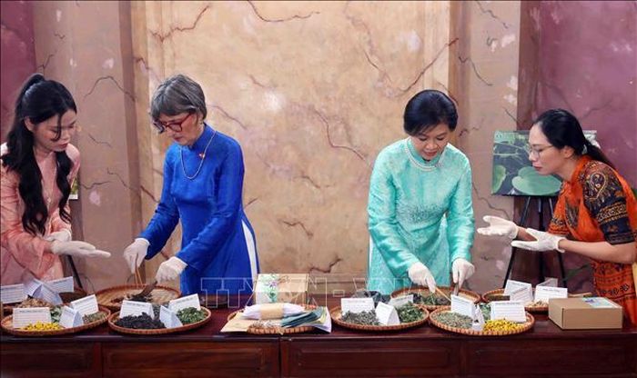 Bà Ngô Phương Ly, Phu nhân Tổng Bí thư, Chủ tịch nước Tô Lâm cùng bà Caroline Parmelin, Phu nhân Tổng thống Thụy Sĩ Guy Parmelin trải nghiệm làm gối chườm từ thảo dược. 