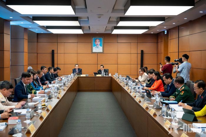  Quang cảnh phiên họp tại Tổ 2.