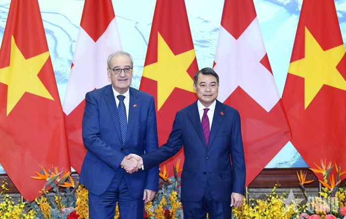   Thủ tướng Lê Minh Hưng hội kiến Tổng thống Thụy Sĩ Guy Parmelin. Ảnh: TUẤN HUY 
