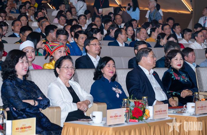 Các đồng chí lãnh đạo, nguyên lãnh đạo Đảng, Nhà nước, Mặt trận Tổ quốc Việt Nam tham dự chương trình.