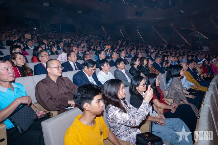 Các đại biểu tham dự chương trình.