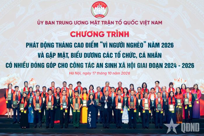 Đồng chí Bùi Thị Minh Hoài, Ủy viên Bộ Chính trị, Bí thư Trung ương Đảng, Chủ tịch Ủy ban Trung ương MTTQ Việt Nam và đồng chí Phạm Gia Túc, Ủy viên Bộ Chính trị, Phó thủ tướng Thường trực Chính phủ biểu dương, vinh danh các tổ chức, cá nhân có nhiều đóng góp cho công tác an sinh xã hội giai đoạn 2024-2026.