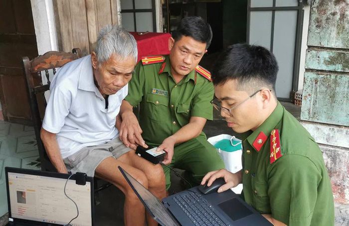 Lực lượng Công an hỗ trợ người già, đi lại khó khăn để lấy mẫu tại nhà.