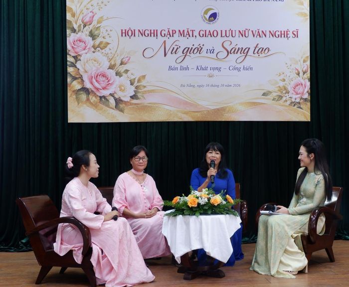 Các nữ văn nghệ sĩ chia sẻ kinh nghiệm sáng tác và hành trình dấn thân trên con đường sáng tạo nghệ thuật.