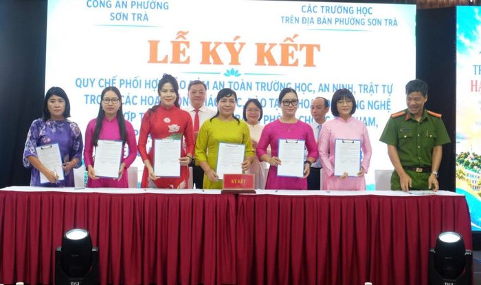 Đại diện các trường ký kết Quy chế phối hợp bảo đảm an ninh, trật tự, an toàn trường học.
