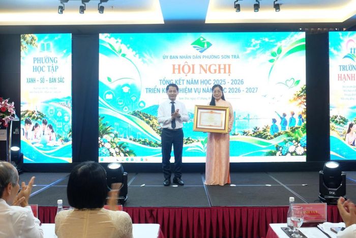 Ông Phạm Tấn Ngọc Thụy trao tặng khen thưởng cho các tập thể, cá nhân có thành tích xuất sắc.