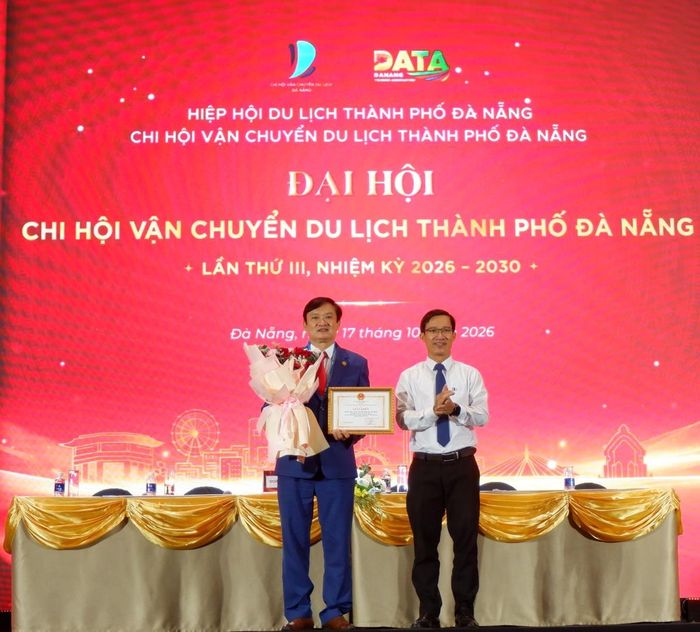 Đại diện lãnh đạo Sở VH-TT&DL Đà Nẵng trao Giấy khen cho Chi hội Vận chuyển du lịch thành phố có nhiều đóng góp trong công tác hội và phát triển ngành du lịch địa phương. Ảnh: P.T