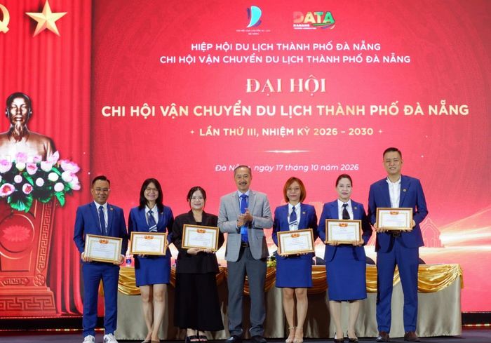 Chủ tịch Hiệp hội Du lịch TP Đà Nẵng trao tặng Giấy khen cho các tập thể, cá nhân xuất sắc. Ảnh: P.T