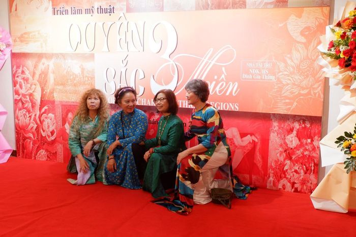 Các nữ họa sĩ chụp ảnh lưu niệm tại triển lãm. Ảnh: P.T