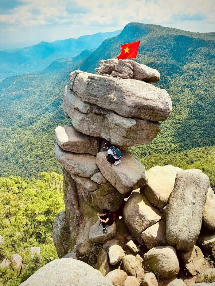 Núi Đá Chồng ở Quảng Ninh (Ảnh: Nguyễn Quang Tiến).
