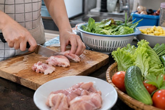 Sử dụng riêng dao, thớt cho thực phẩm sống và chín để hạn chế nguy cơ nhiễm khuẩn chéo 