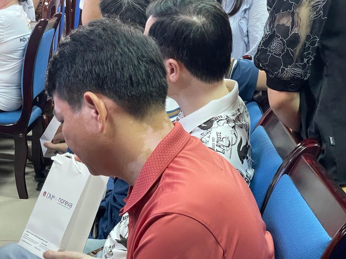  Người bệnh vảy nến cần được theo dõi lâu dài theo hướng dẫn của bác sĩ. Ảnh: NGỌC DUNG 