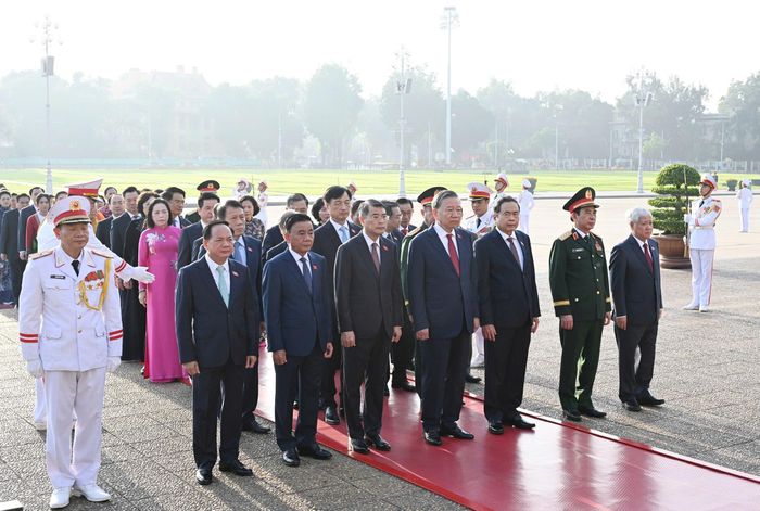  Tổng Bí thư, Chủ tịch nước Tô Lâm và các đồng chí lãnh đạo Đảng, Nhà nước cùng các đại biểu Quốc hội đặt vòng hoa và vào Lăng viếng Chủ tịch Hồ Chí Minh, sáng 17-10-2026. Ảnh: VIẾT CHUNG 