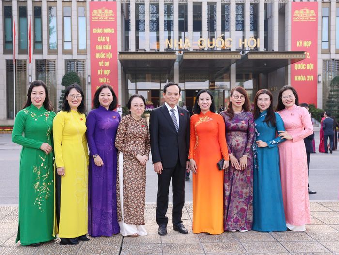  Bí thư Thành ủy TPHCM Trần Lưu Quang cùng các đại biểu Đoàn đại biểu Quốc hội TPHCM tại Nhà Quốc hội sáng 17-10-2026, chuẩn bị dự phiên khai mạc kỳ họp thứ 2, Quốc hội khóa XVI. Ảnh: QUANG PHÚC 