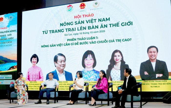 Các đại biểu trao đổi tại hội thảo “Nông sản Việt: Từ trang trại lên bàn ăn thế giới”. Ảnh: KIM LOAN