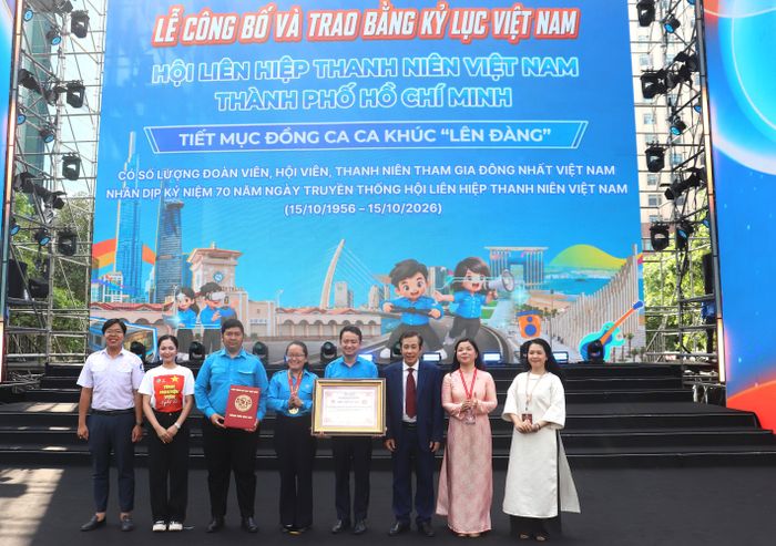  Hội LHTN Việt Nam TPHCM đón nhận bằng kỷ lục Việt Nam tại chương trình 