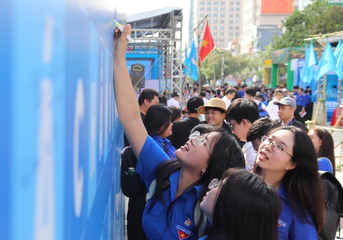  Đoàn viên, thanh niên ký tên hưởng ứng phòng, chống ma túy 