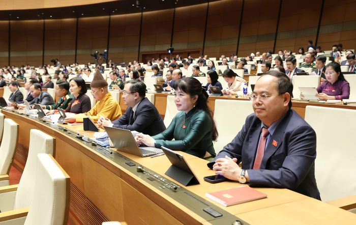  Các đại biểu Quốc hội nghe báo cáo về mục tiêu, nhiệm vụ phát triển kinh tế - xã hội năm 2027. Ảnh: QUANG PHÚC 