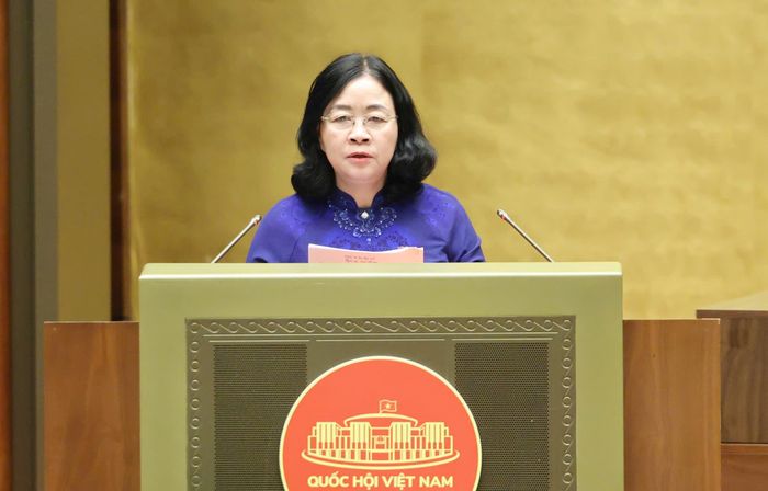 Chủ tịch Ủy ban Trung ương MTTQ Việt Nam Bùi Thị Minh Hoài trình bày Báo cáo tổng hợp ý kiến, kiến nghị của cử tri và nhân dân gửi đến kỳ họp. Ảnh: QUANG PHÚC