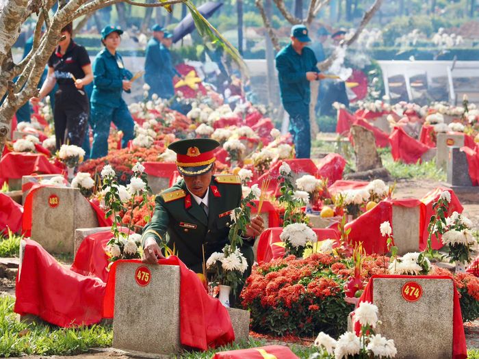  Các đại biểu thắp hương tại những phần mộ liệt sĩ vừa được an táng tại Nghĩa trang Liệt sĩ TPHCM. Ảnh: HOÀNG HÙNG 