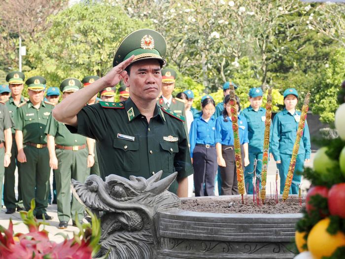  Trung tướng Vũ Trung Kiên dâng hương tưởng niệm các Anh hùng liệt sĩ. Ảnh: HOÀNG HÙNG 