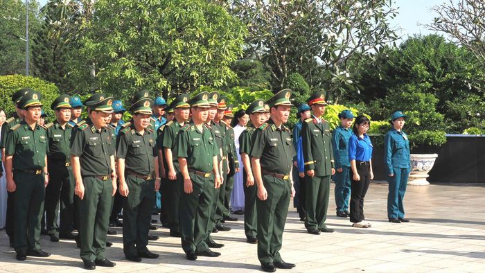  Đoàn đại biểu dâng hoa, dâng hương tại Đài tưởng niệm. Ảnh: HOÀNG HÙNG 