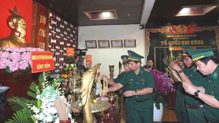  Đoàn đại biểu dâng hương tưởng niệm Chủ tịch Hồ Chí Minh. Ảnh: HOÀNG HÙNG 