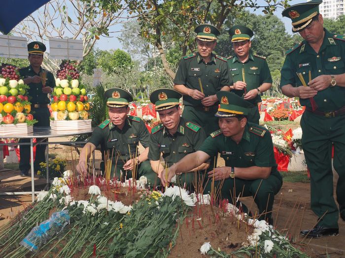  Trung tướng Vũ Trung Kiên cùng các đại biểu thắp hương tại phần mộ tập thể 33 liệt sĩ. Ảnh: HOÀNG HÙNG 