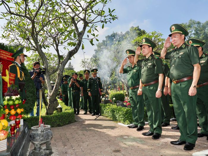  Đoàn đại biểu dâng hương tại Bia tưởng niệm các Anh hùng liệt sĩ ở khu vực M30. Ảnh: HOÀNG HÙNG 