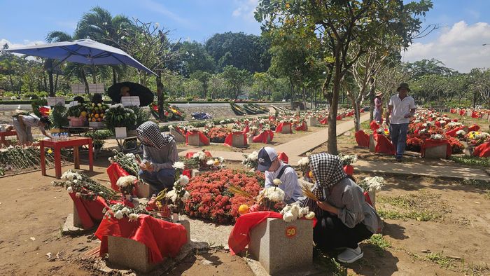 Gần trưa, dòng người vẫn nối nhau đến Nghĩa trang Liệt sĩ TPHCM thắp hương tri ân. Ảnh: THU HOÀI