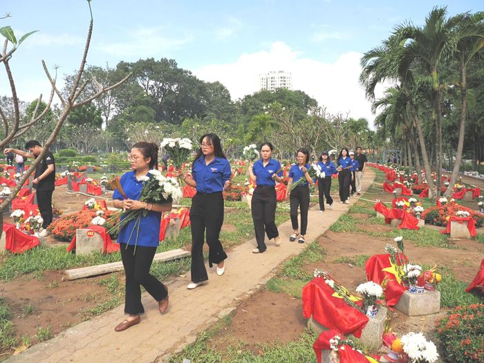 Đoàn thanh niên Tòa án nhân dân khu vực 16 - TPHCM đến nghĩa trang thắp hương sáng 17-10. Ảnh: HOÀNG HÙNG