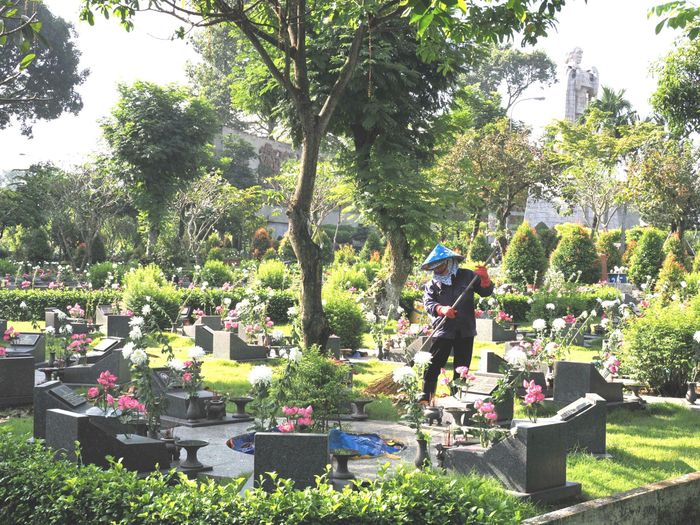 Nhân viên quản trang dọn dẹp khuôn viên Nghĩa trang Liệt sĩ TPHCM. Ảnh: HOÀNG HÙNG